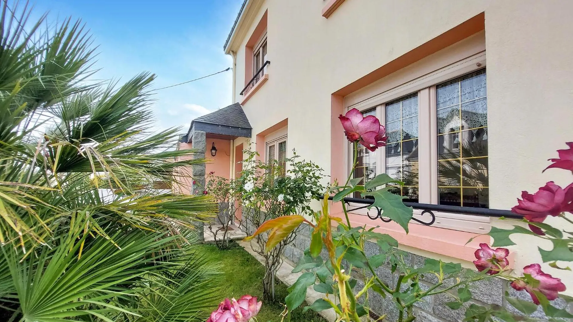 Awesome Home In Riantec With Kitchen 0*,
